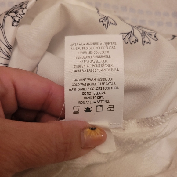 Reitmans satin style blouse, size L - Picture 10 of 10